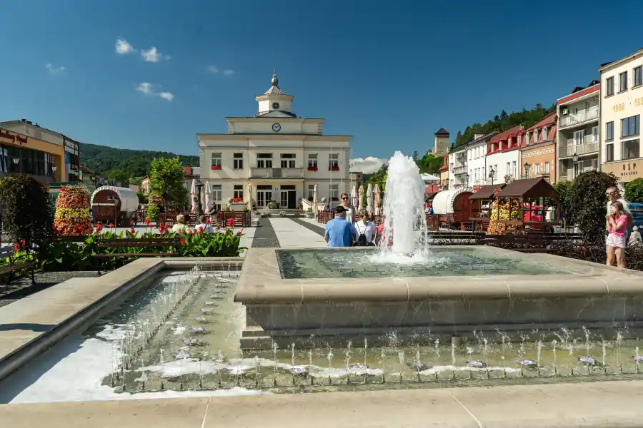Muszyna rynek przestrzen publiczna z fontanna